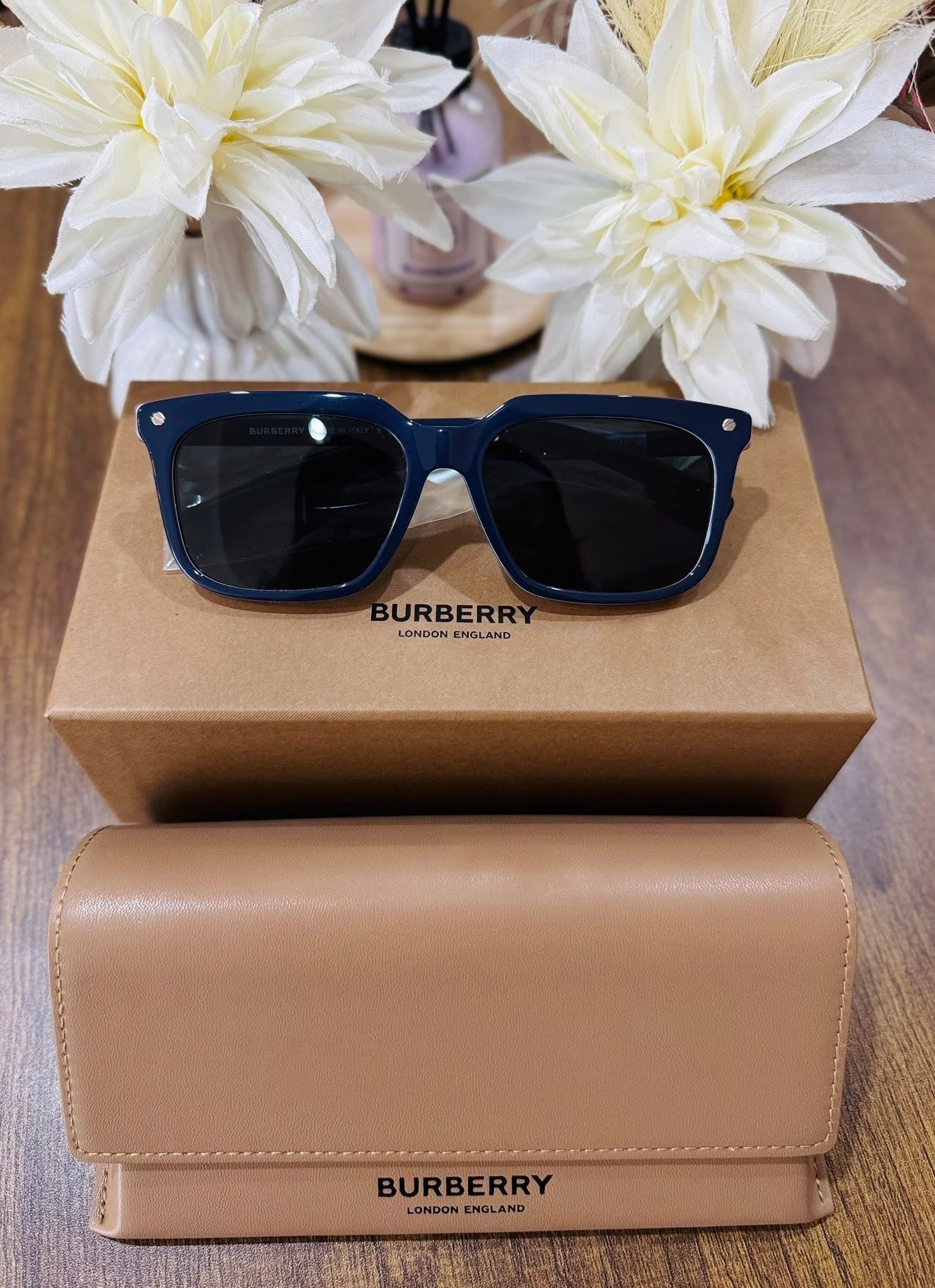 MAY Kaya Burberry navy / dark blue square sunglasses with tan case
