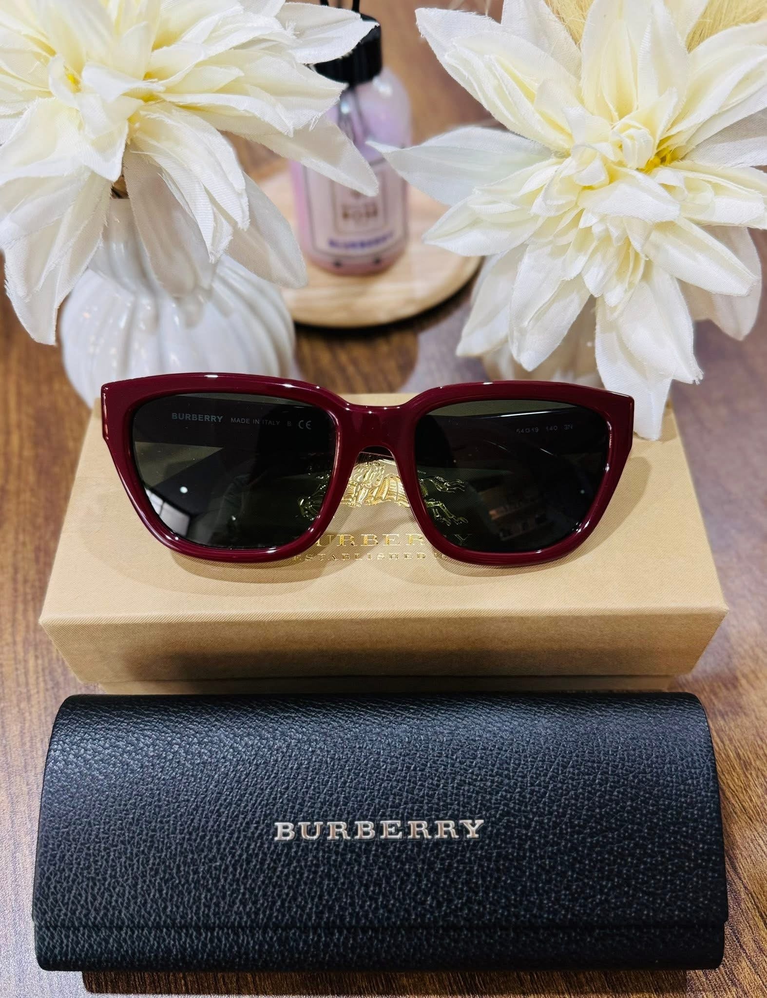 MAY Kaya Burberry red / burgundy square sunglasses with black case