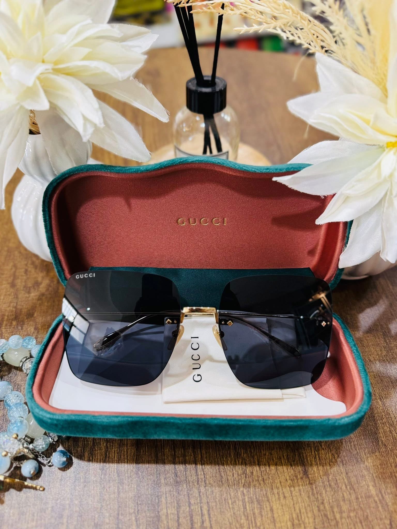 MAY Kaya Gucci black sunglasses in red/green case
